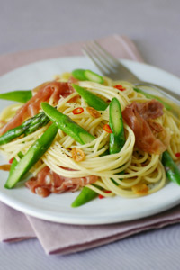 Spaghetti with Asparagus and Prosciutto